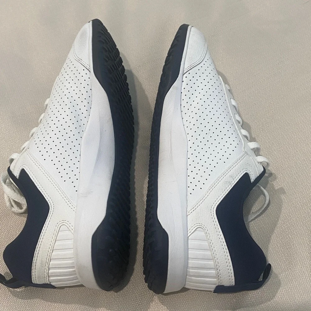 Reebok Men's White and Dark Blue Athletic Shoes. Size 10,5